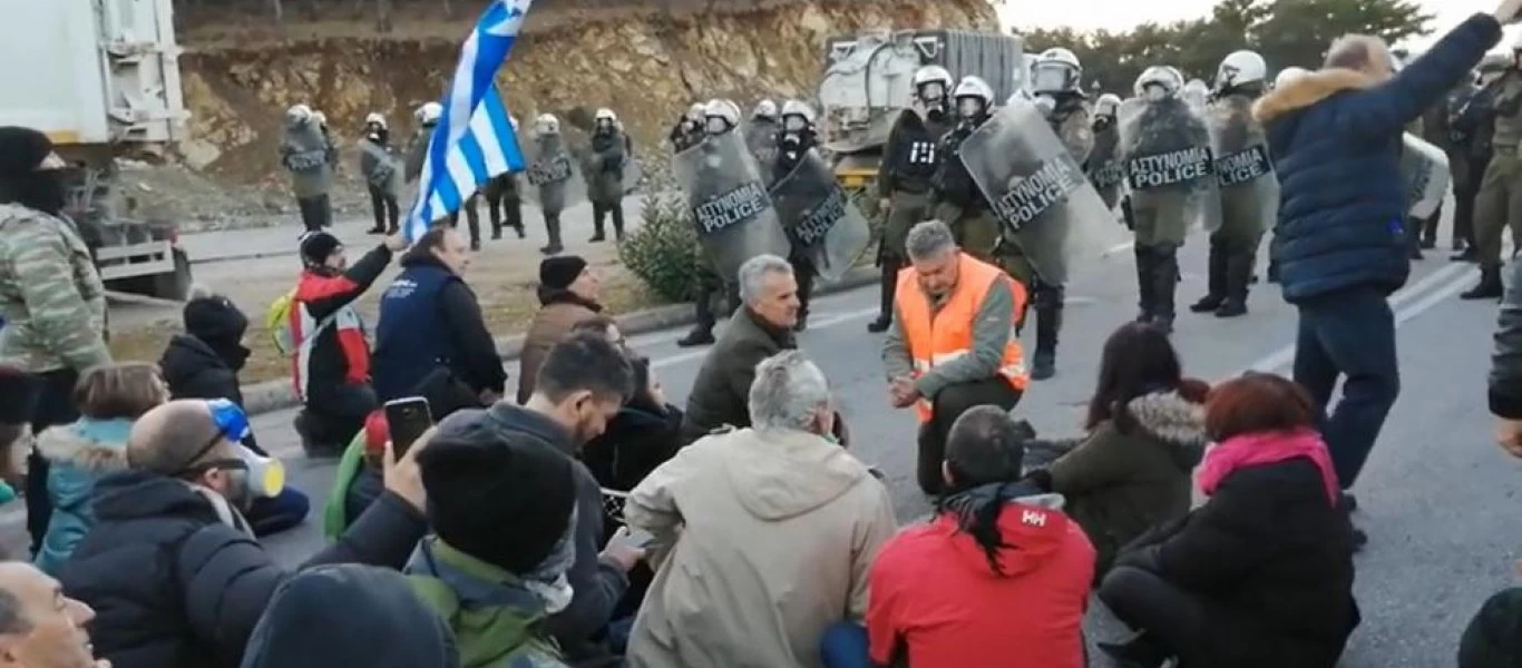Συγκλονιστικό βίντεο: Οι κάτοικοι της Λέσβου τραγουδούν τον Εθνικό Ύμνο μπροστά στα ΜΑΤ